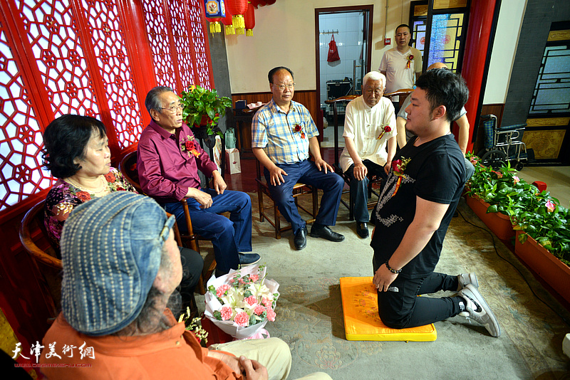 弟子杨斌向师父万珂新行传统跪拜礼。