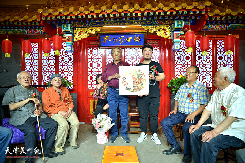师父万珂新向新弟子杨斌赠送作品白鹰。