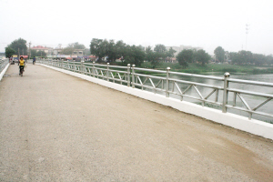 　经过20天的紧张施工，天津市北辰区天穆镇郭辛庄桥修缮工作全部完成。残破的水泥栏杆换成了结实的金属栏杆，不仅保证了过往群众的安全，也美化了桥的整体形象，受到群众欢迎。（李富强 霍思宇摄）