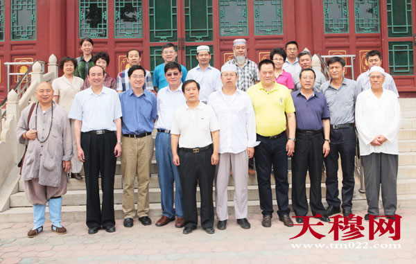 天津市人大民宗侨委员会调研组到天穆村走访调研。