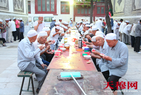 斋月期间，天穆村清真北寺组织安排“慈善餐桌”，在傍晚太阳落山后向在津居住的外来穆斯林群众提供免费开斋饭。