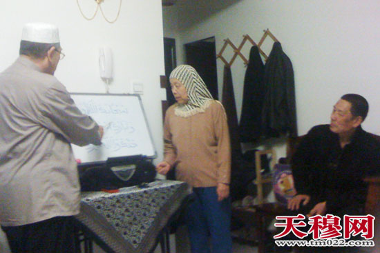 王学荣哈吉正在带着学生念阿语