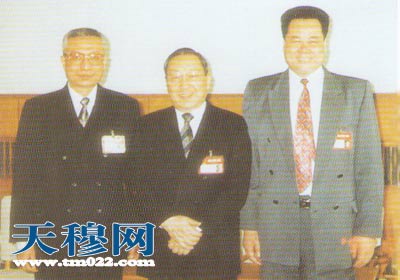 天穆村桃香园小区楼间春夏时节花卉逸香