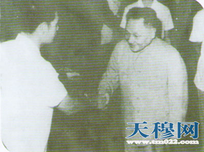 1975年，邓小平接见三创世界蛙泳记录的穆祥雄