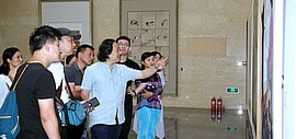 贾广健教授带领学生在全国青年工笔画作品展现场开展现场教学