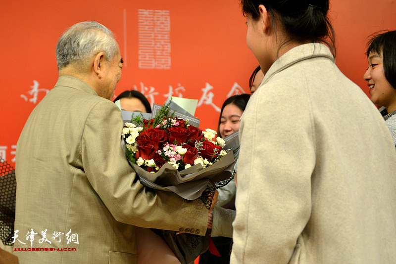 南开学子向范曾先生献花。