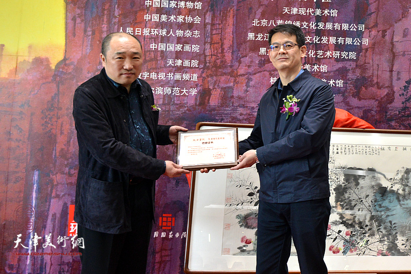 中共天津市委宣传部副部长杨君毅向卢禹舜颁发收藏证书。