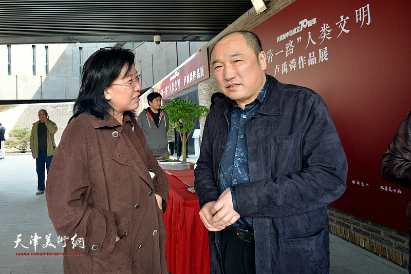 卢禹舜与元林在画展现场。