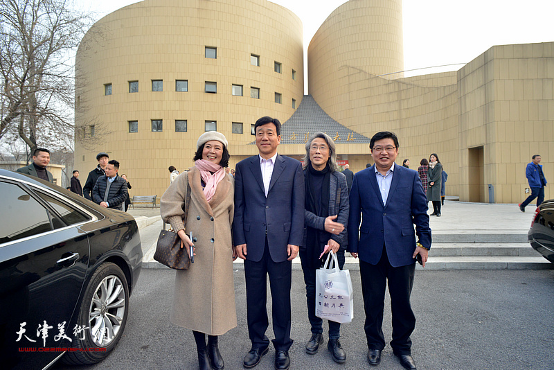 左起：王红、、赵均、王存国在东方艺术大楼前。