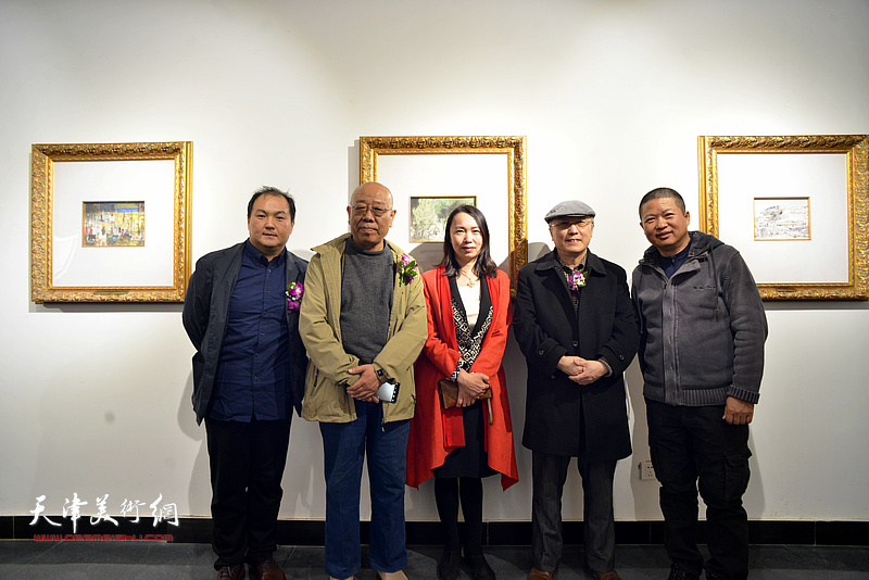 何东、高文红、马俊卿、陈治、魏瑞江在画展现场。