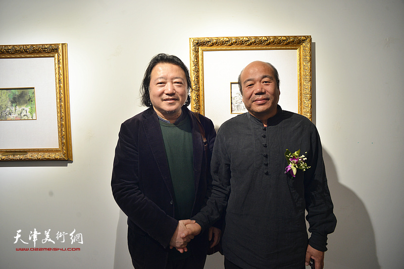 纪连彬、孟庆占在画展现场。