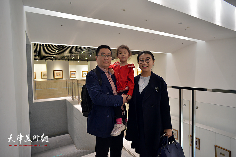 唐山女画家李晓庆在画展现场。