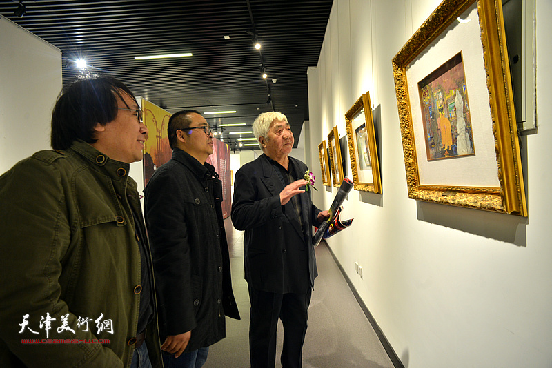 孙伯涛、张晓彦、颜萌在画展现场观看作品。