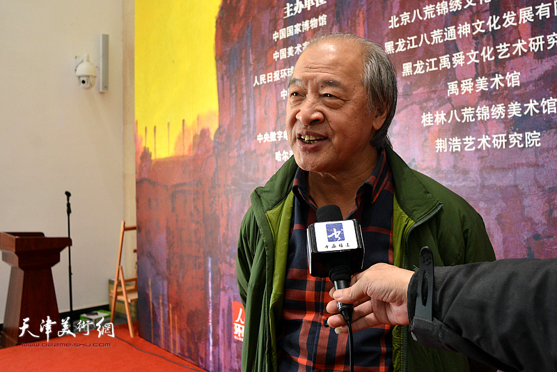 王书平在画展现场接受媒体采访。