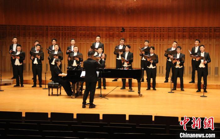 图为“别担心音乐会”直播现场。　张一辰 摄