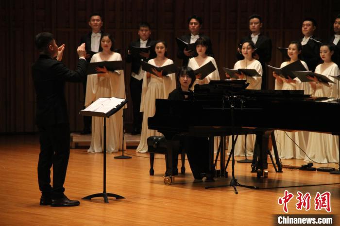 图为“别担心音乐会”直播现场。　张一辰 摄