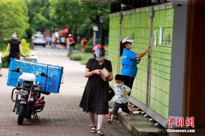 居民在取快递。 汤彦俊 摄