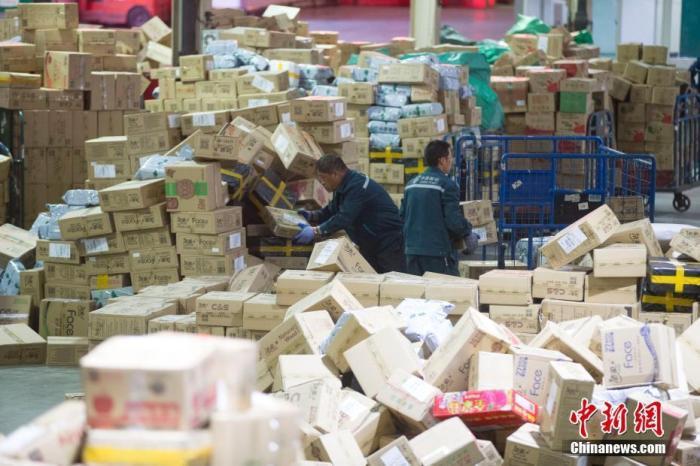 资料图：邮政物流工作人员正在分拣快递。 　张云 摄