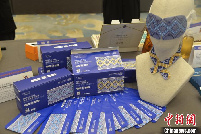 图为海南火山石斛草本热敷眼罩和暖颈带作品。　符宇群 摄