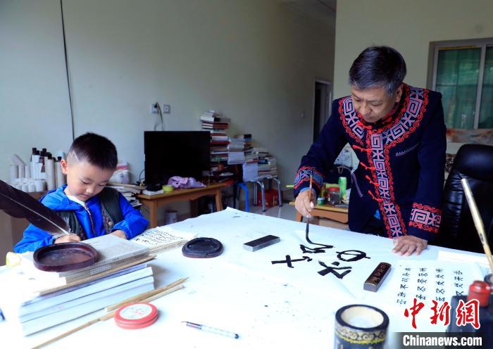 卢拉伙三十余年如一日坚持彝文书法练习。 王磊 摄