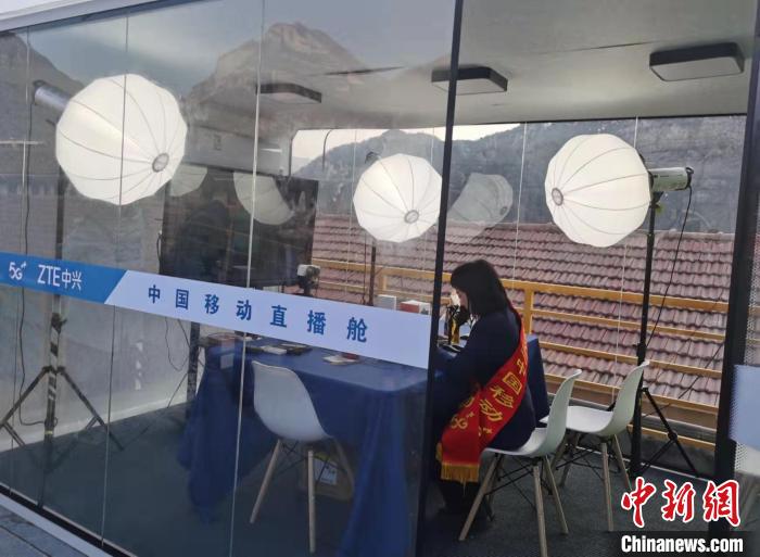 直播舱里，工作人员进行展示，向网友介绍村里的农特产品。　吴琼 摄