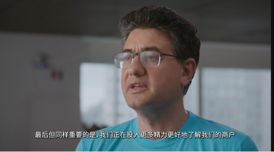 穿着蓝色衣服的男人

描述已自动生成