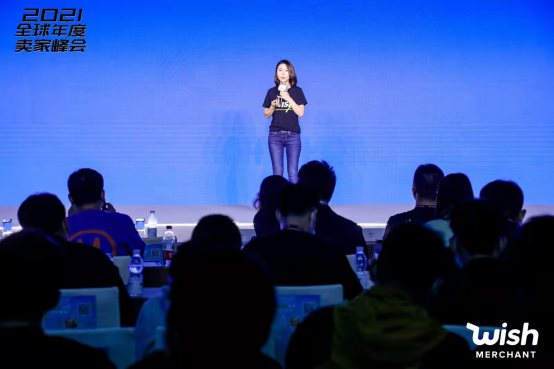 人们在看台上的人演出

中度可信度描述已自动生成