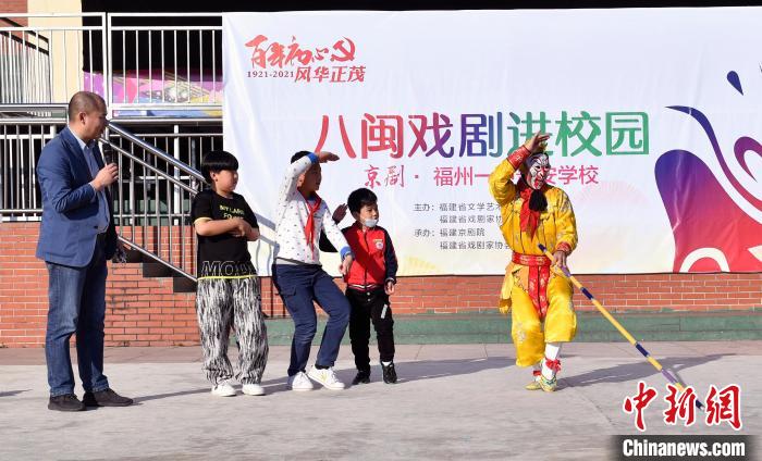 精彩互动环节。　巫晓波 摄