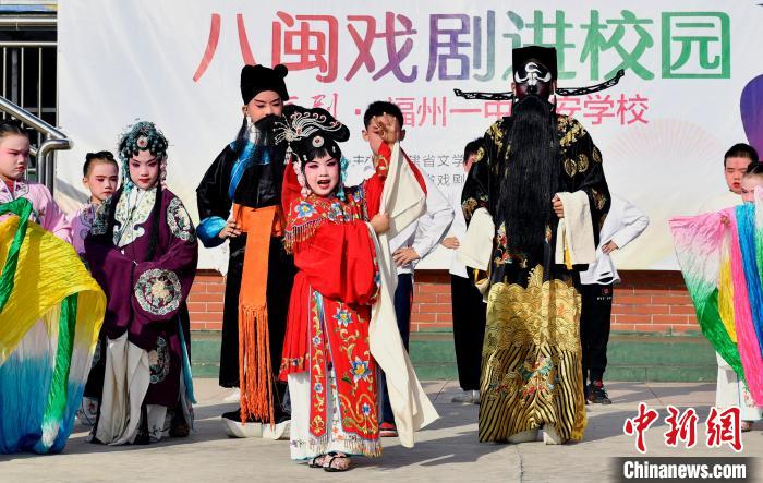 福州一中贵安学校京剧社团的同学们正在为学校师生展演京剧经典唱段。　巫晓波 摄