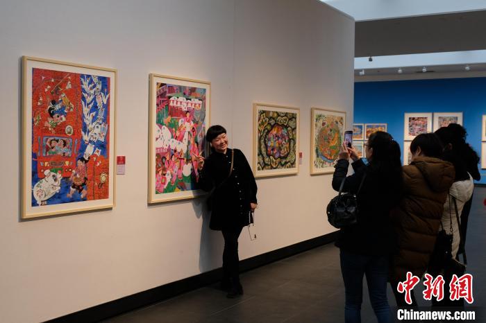 民众在现场拍照留念。 石小杰 摄