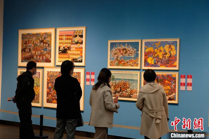 民众在现场参观。 石小杰 摄