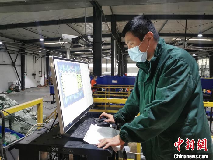 郭正谷正在查看快递分拣系统。　储玮玮 摄