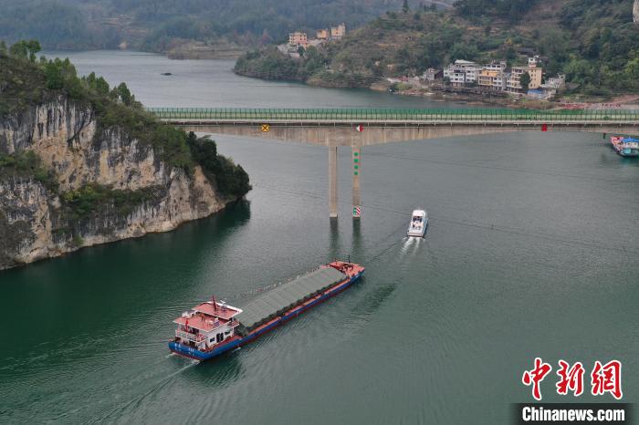 图为一艘船舶在乌江上航行。 瞿宏伦 摄