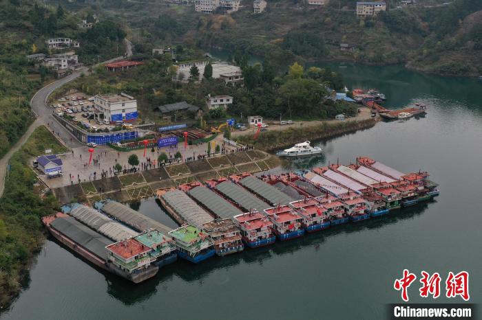 图为14艘500吨级标准船舶停靠在码头。 瞿宏伦 摄