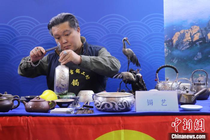 手工艺人现场展示“锯艺” 李明芮 摄