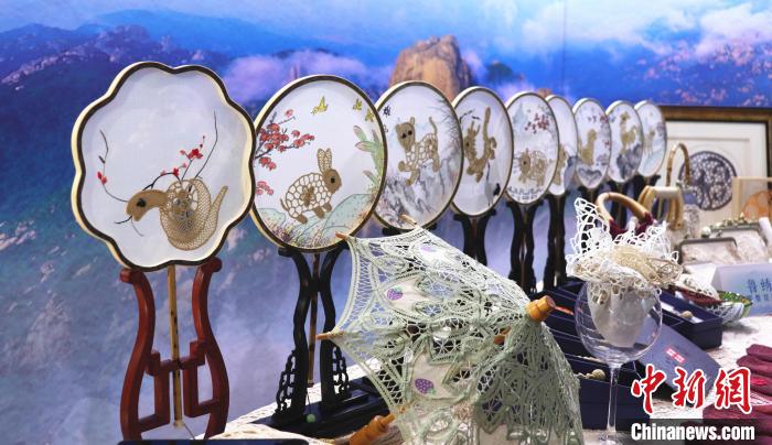 非物质文化遗产“鲁绣(即墨花边)”展示 李明芮 摄