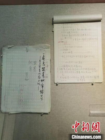 《侯马盟书燃犀录》上、下册。 胡健 摄