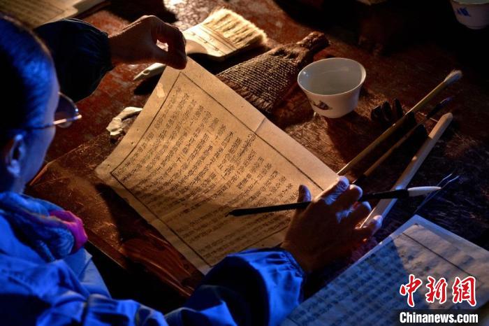 古籍修复工作现场。(四川省文化和旅游厅 供图)