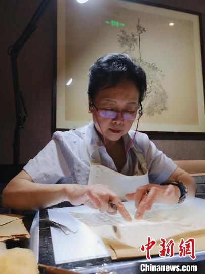 四川：一群守护古籍的“妙手书医”让古籍“活起来”