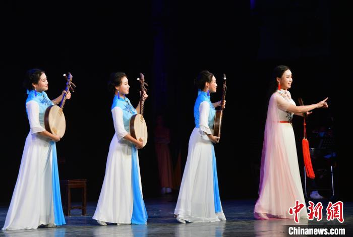 11月16日晚，演员在表演锦歌《月港传说》。　张斌 摄