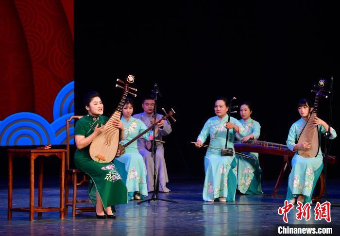 11月16日晚，演员在表演福州伬艺《回家》。　张斌 摄