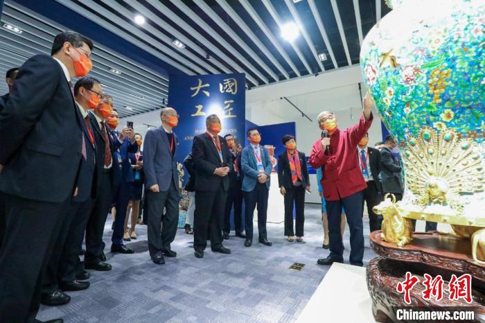 中国工艺美术大师钟连盛为嘉宾讲解 中外珐琅美术馆供图