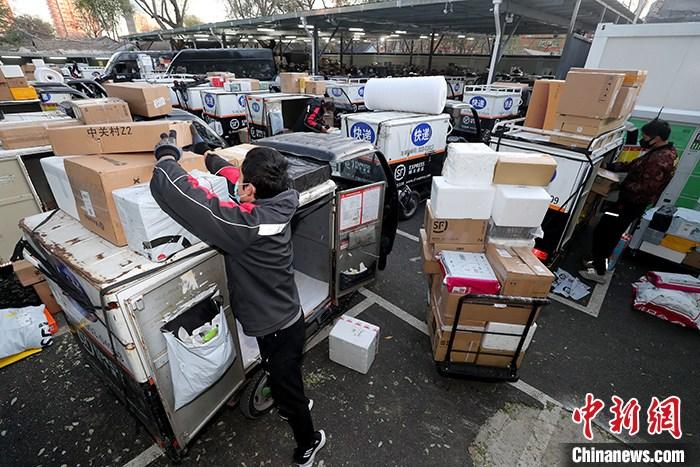 11月12日，北京顺丰速运陶然亭分部快递员分拣快递，准备派送。 <a target=<i></i>'_blank<i></i>' href=<i></i>'/<i></i>'>中新社</a>记者 张宇 摄 　