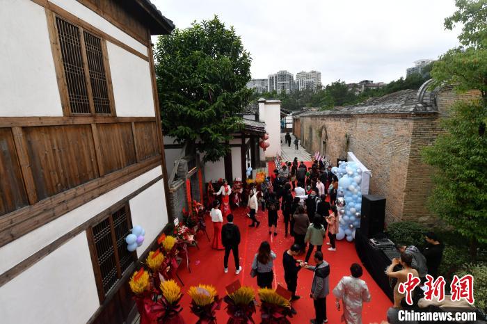 当天，一家名为“远洋情书”的阅读空间开业。　吕明 摄