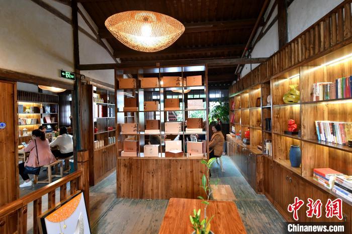 风韵古朴的古民居和墨香陪伴相得益彰。　吕明 摄