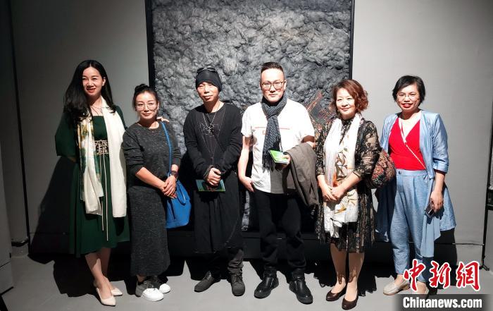 艺术家与观众粉丝合影。 杨伏山 摄