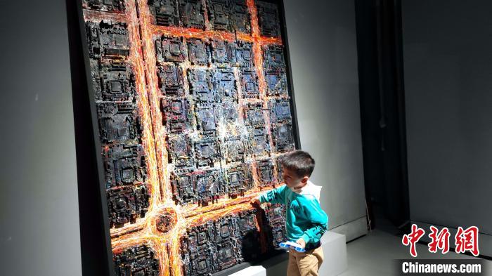 艺术家苏武的作品《皓光流金,此乐何极》,引起小朋友好奇。 杨伏山 摄