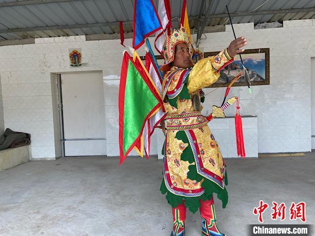 图为完代才让在外木村戏台出演。 宋子昕 摄