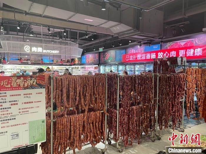 灌香肠热潮提前到来。 李玉 摄