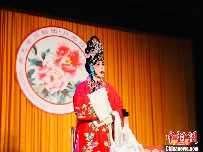 南充川剧非遗传习班学员表演川剧。 杨波 摄